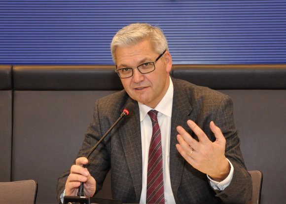Hubert Hüppe im Fraktionssitzungssaal