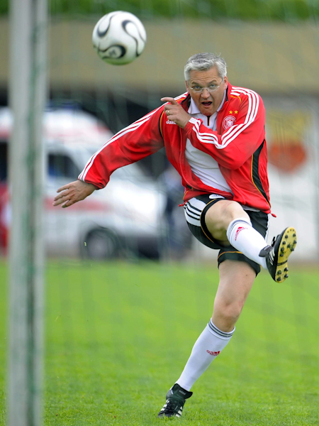Hubert Hüppe beim Aufwärmen vor einem Spiel des FC Bundestag in Schwäbisch Hall