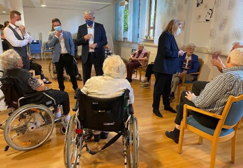 CDU-Bundestagskandidat Hubert Hüppe  zu Besuch im Klara-Röhrscheidt-Haus der Diakonie Mark-Ruhr in Schwerte, 23.08.21