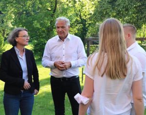 Hubert Hüppe im Gespräch beim Treffen während der #Kreismitgliederversammlung der Junge Union Kreis Unna mit unserer NRW-Landesministerin für Heimat, Kommunales, Bauen und Gleichstellung Ina Scharrenbach über die schrecklichen Folgen der Flutkatastrophe.