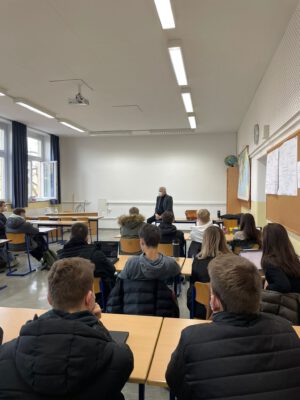 Hubert Hüppe besucht SoWi-Kurse der Schwerter Gymnasien