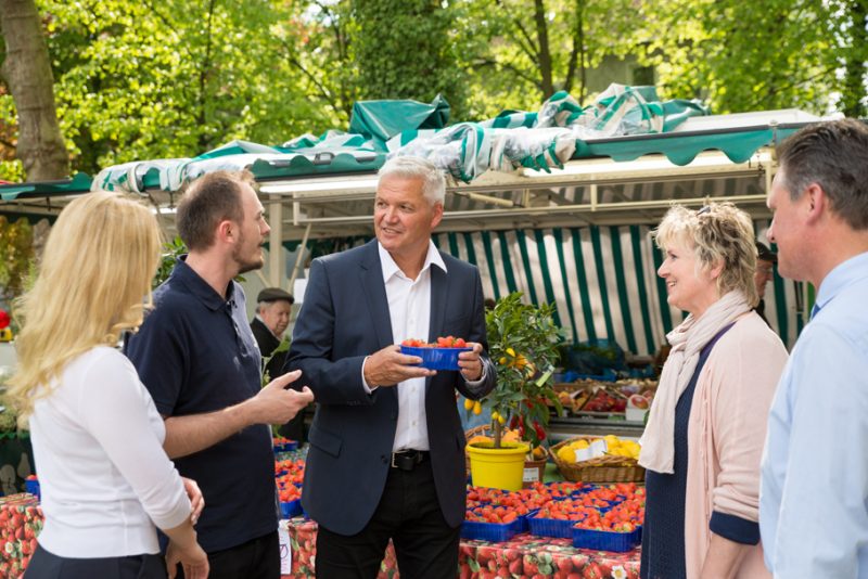 Immer Freitagsvormittag findet auf dem zentralen Marktplatz der Holzwickeder Wochenmarkt mit frischen Produkten aus der Region statt