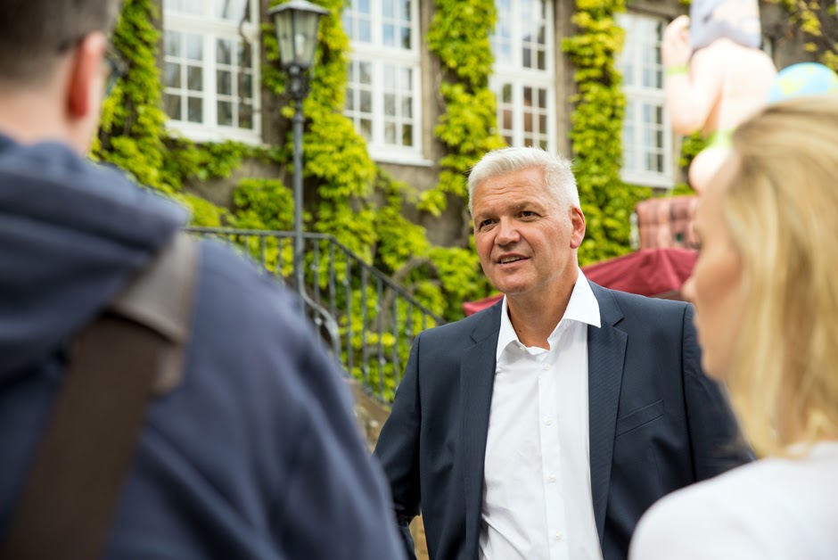 Vor dem historischen Rathaus auf dem Marktplatz der Gemeinde Holzwickede