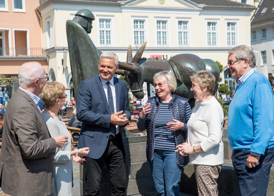 Vor dem Eselsbrunnen auf dem Alten Markt in Unna. Der störrische Esel ist das Wahrzeichen der Stadt Unna.