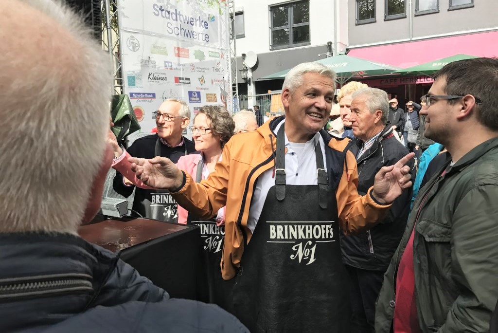 Beim traditionellen Fassanstich zur Eröffnung des Pannekaukenfests in Schwerte 