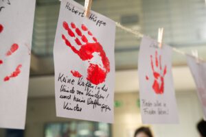 Handabdruck mit Text "Hubert Hüppe - Keine Waffen in die Hände von Kindern und keine Waffen gegen Kinder"