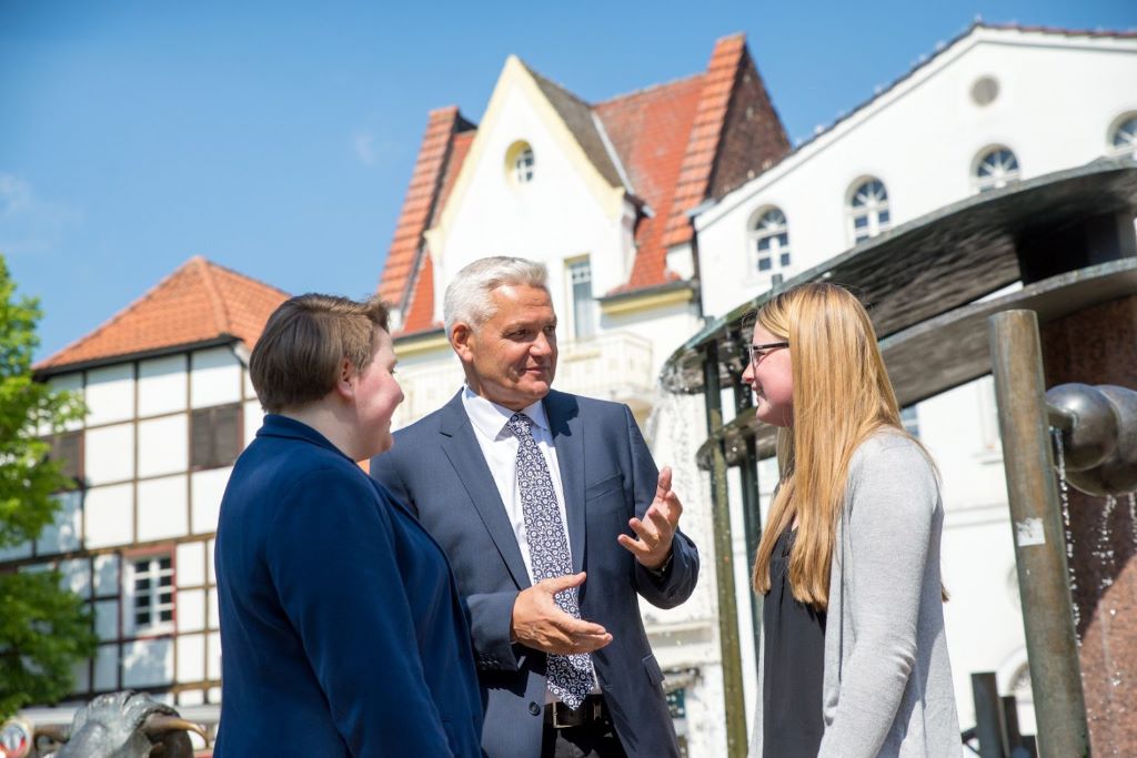 Vor dem Quellen-Brunnen auf dem Kamener Marktplatz