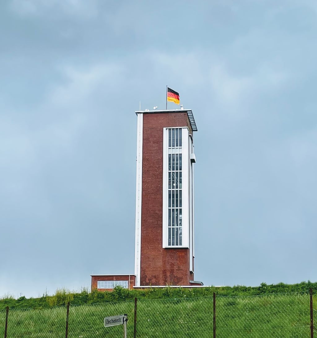 Der 1929 gebaute Förderturm der ehemaligen Schachtanlage Königsborn III/IV ist mit einer Höhe von 60 Metern das weithin sichtbare Wahrzeichen der Gemeinde Bönen.
