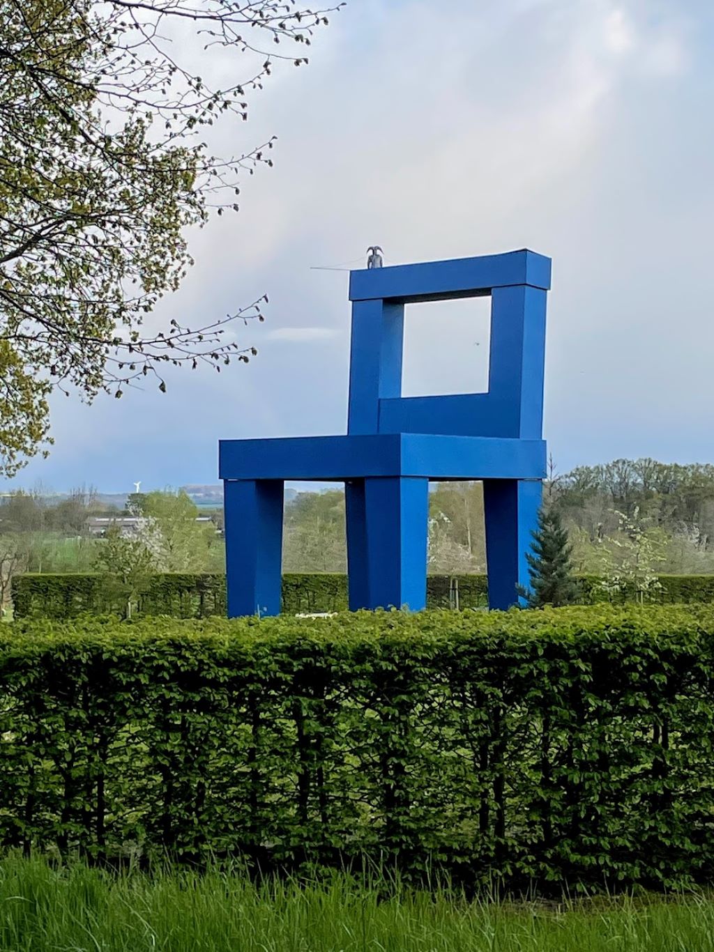 Im malerischen Golddorf Bönen-Flierich findet sich in manchem Vorgarten auch Kunst, wie z.B. der zwölf Meter hohe blaue Stuhl an der Kamener Straße.