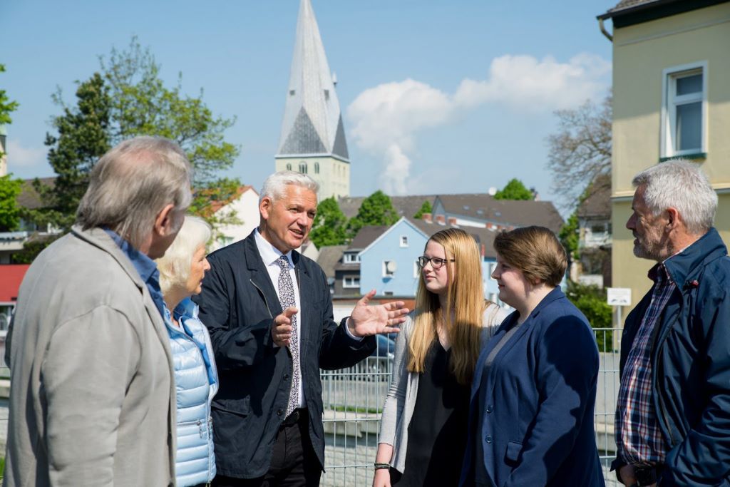 Im Hintergrund der schiefe Turm der Kamener Pauluskirche