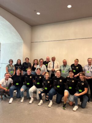 Eishockey-Damen aus Bergkamen zu Gast bei Hubert Hüppe in Berlin