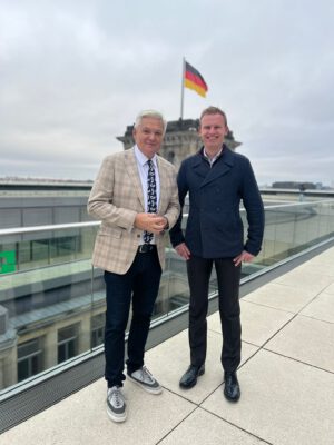 Erik Seepe aus Bergkamen besucht Hubert Hüppe MdB in Berlin